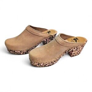 Chameleon Tan Slip-On Clogs with Pink Leopard Platform - Size 9